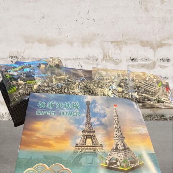 Paris Eiffel Tower World Famous Architectural Model 3350 Pieces 3D NEW - Picture 1 of 3